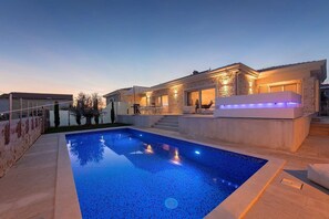 Hồ bơi ngoài trời 