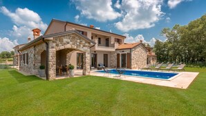Outdoor pool - Villa Brih II (Karojba)