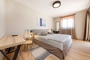 4 kamar tidur, setrika/meja setrika, dan seprai linen