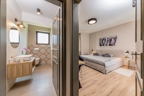 4 bedrooms, iron/ironing board, bed sheets