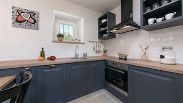 Réfrigérateur, micro-ondes, plaque de cuisson, lave-vaisselle