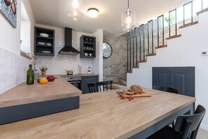 ตู้เย็น, ไมโครเวฟ, เตาประกอบอาหาร, เครื่องล้างจาน