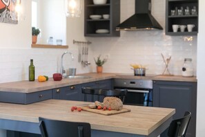 Réfrigérateur, micro-ondes, plaque de cuisson, lave-vaisselle
