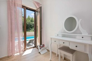 3 chambres, fer et planche Ă repasser, draps fournis