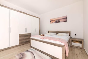 3 bedrooms, iron/ironing board, bed sheets
