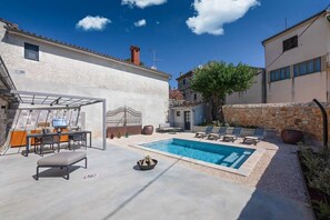 Una piscina al aire libre