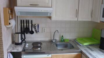 Fridge, microwave, stovetop, coffee/tea maker