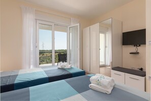 4 quartos, ferros/tábuas de passar roupa, roupa de cama