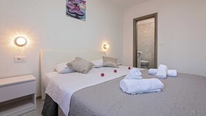 4 habitaciones, tabla de planchar con plancha y ropa de cama 