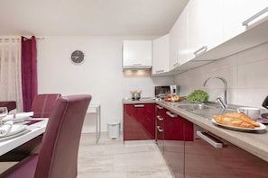 Villa | Cocina privada | Refrigerador, microondas, parrilla de estufa y lavavajillas
