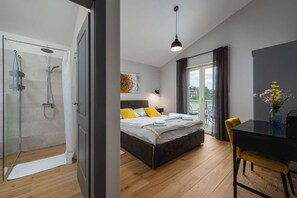 Tabla de planchar con plancha y ropa de cama