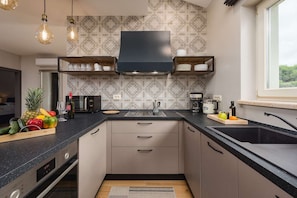 Refrigerador, microondas, placa de cocina, lavavajillas