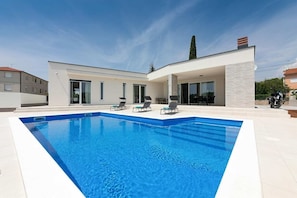 Seasonal outdoor pool - Villa Aura (Pula)