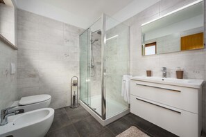 Villa | Badezimmer | Handtücher