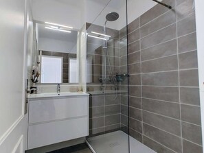 Bathroom - Modern Apartment for 4 with AC and Parking, Villeneuve-Loubet Beach (Villeneuve-Loubet)