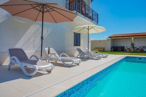 Outdoor pool - House Demetra (Tinjan)