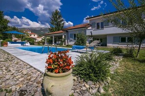 Una piscina al aire libre