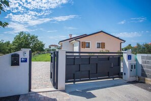 Pintu masuk properti
