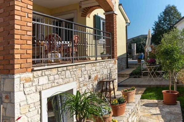 Courtyard - House Radmila (Kastelir-Labinci)