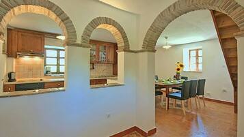 Kjøleskap, mikrobølgeovn, kokeplater og oppvaskmaskin