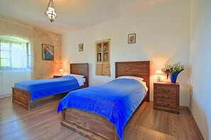 4 chambres, fer et planche à repasser, literie fournie