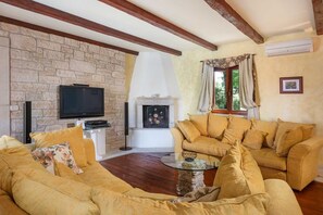 Villa | Woonruimte | Een open haard