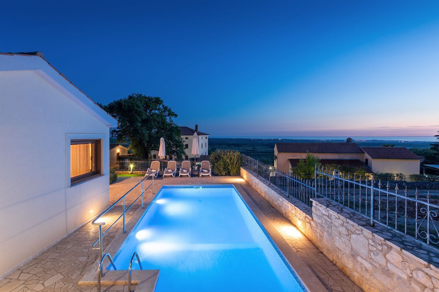 Una piscina al aire libre