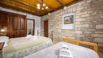 3 bedrooms, iron/ironing board, bed sheets