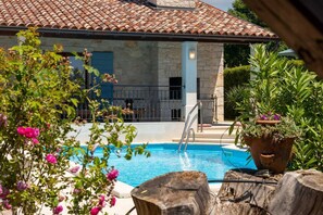 Hồ bơi ngoài trời 