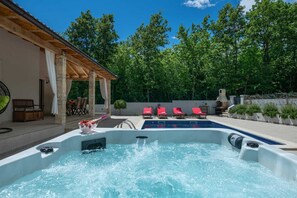 Bồn tắm spa ngoài trời