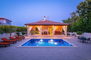 Seasonal outdoor pool - Villa Leda (Marcana)