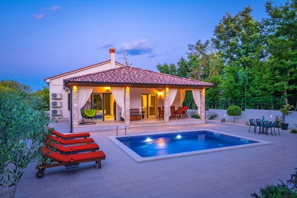 حمّام سباحة خارجي موسمي