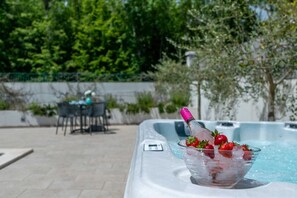 مغطس سبا خارجي