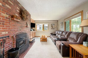 Televisión y chimenea 