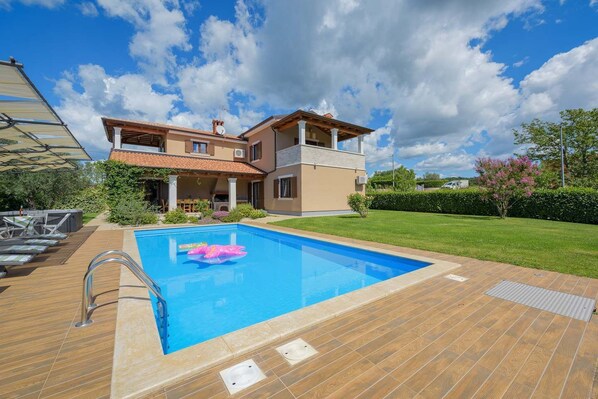 Outdoor pool - Villa Roža (Tinjan)