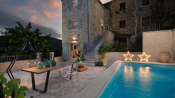 Kauden mukainen ulkouima-allas