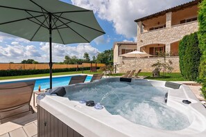 Outdoor spa tub