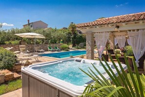 Outdoor spa tub - Villa Carlo (Vizinada)