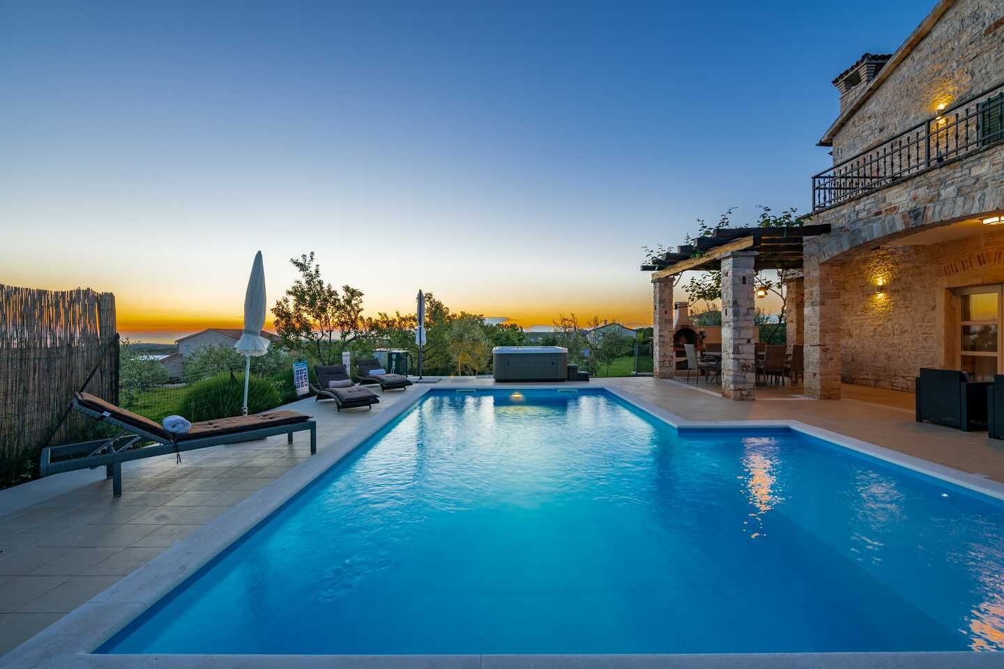 Una piscina al aire libre