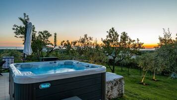 Bañera de hidromasaje exterior