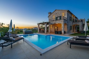 Una piscina al aire libre