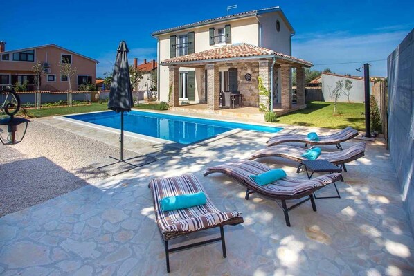 Outdoor pool - Villa Mala (Novigrad)