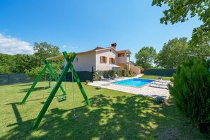 Children’s play area – outdoor