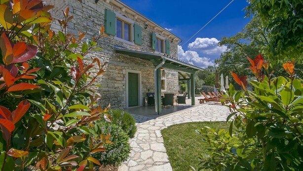 Unclassified image, 1 of 42, button - Villa Ambrogino (Tinjan)