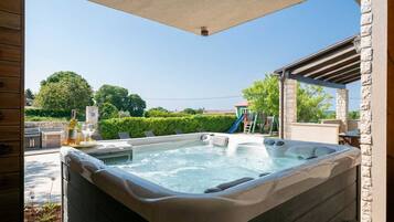 Outdoor spa tub