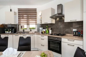 Fridge, microwave, stovetop, dishwasher