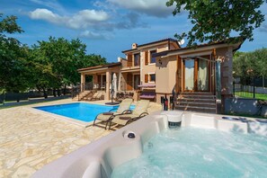 Baignoire à remous extérieure
