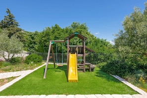 Children’s play area – outdoor