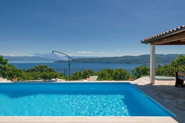 Kolam renang outdoor