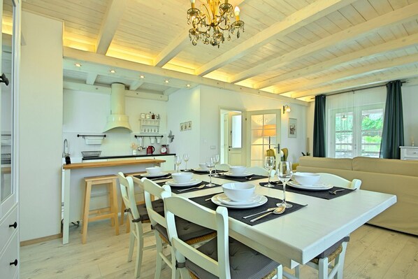 Kühlschrank, Mikrowelle, Herdplatte, Geschirrspüler